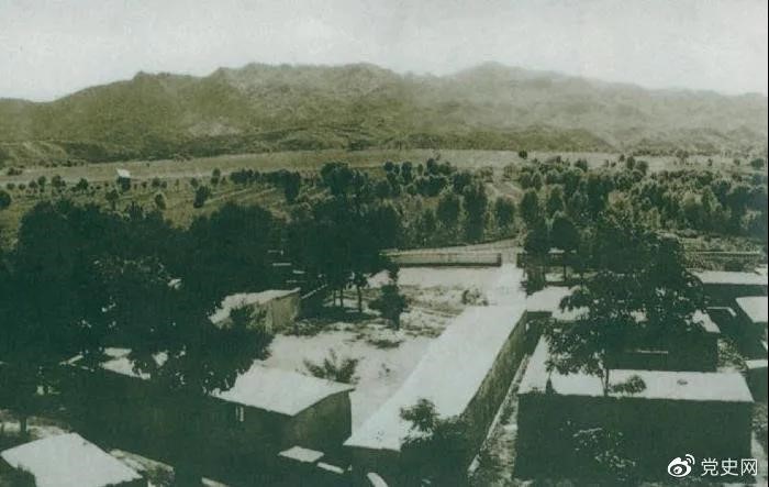 1948年5月，中共中央和人民解放军总部由陕北迁到河北平山县西柏坡。图为中央辅导人办公处所俯瞰。